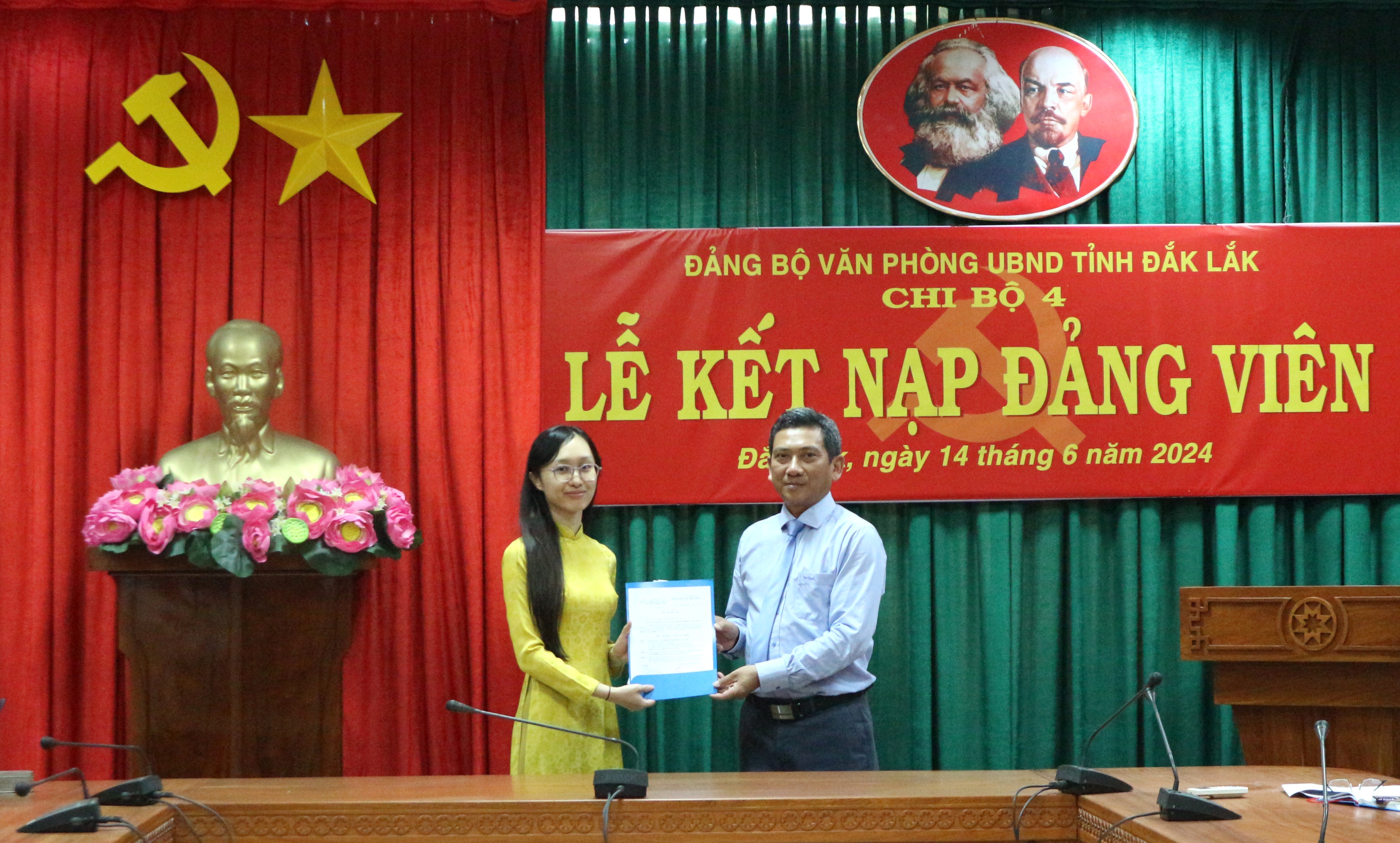 Lễ kết nạp đảng viên mới Chi bộ 4, Đảng bộ Văn phòng UBND tỉnh Đắk Lắk